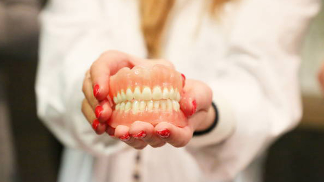 Доступные зубные протезы